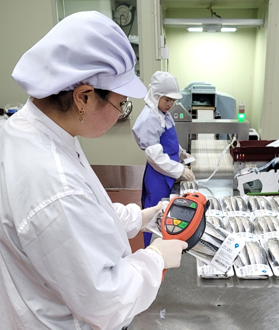 GS리테일 수산가공센터(포장센터)에서 가공 포장 상품에 대해 방사능 검사를 진행하는 모습. 사진ㅣGS리테일