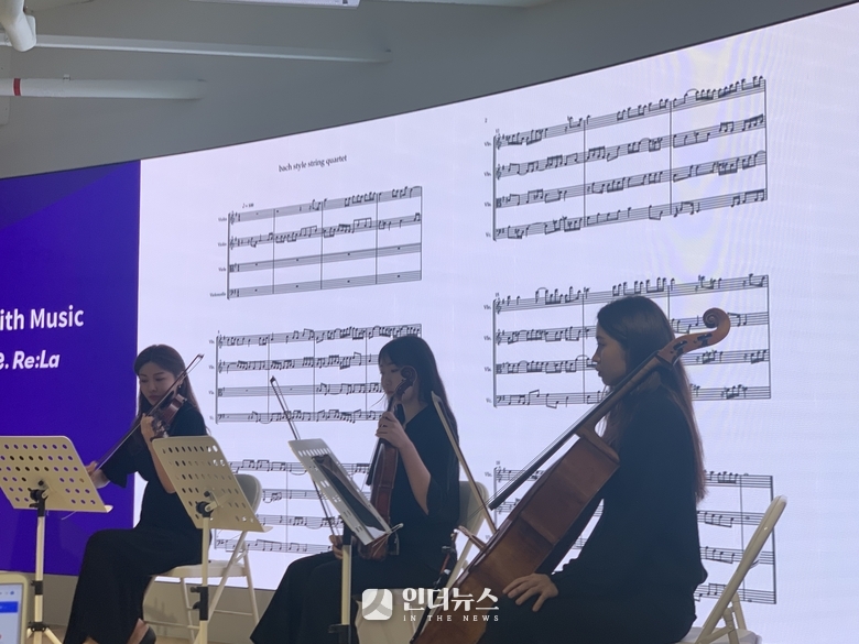 지니리라로 편곡한 아이빌리브 악보를 현장에서 연주하고 있다. 사진|권용희 기자