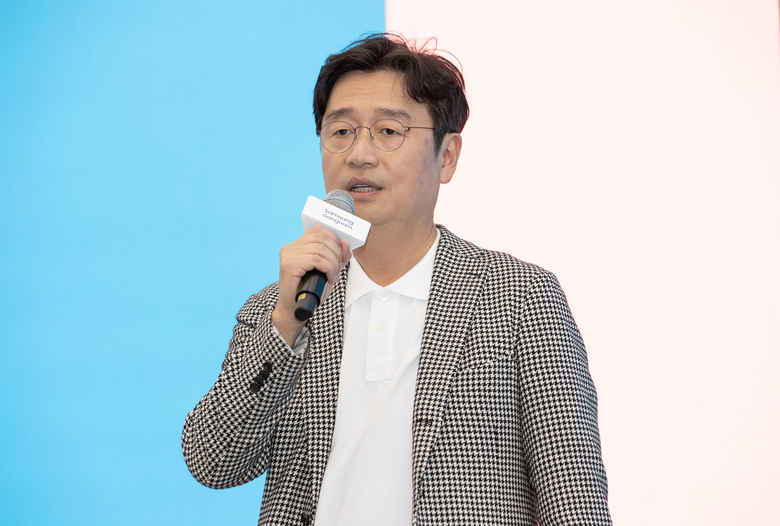 '삼성 강남' 미디어 브리핑에서 삼성전자 한국총괄 정호진 부사장이 환영사를 하고 있다. 사진|삼성전