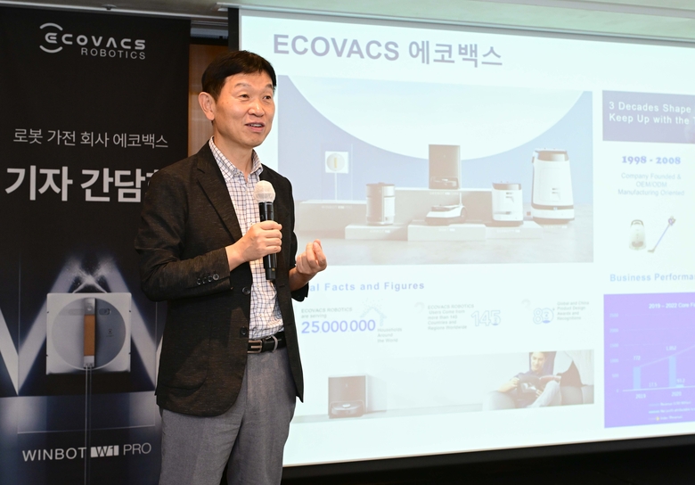 정철교 에코백스 한국지사 대표가 발표를 진행하고 있다. 사진|에코백스