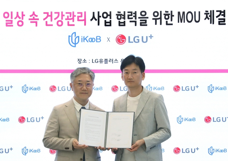 LG유플러스가 아이쿱과 건강관리 서비스 개발을 위한 업무협약을 체결했다. 왼쪽부터 조재형 아이쿱 대표와 권용현 LG유플러스 CSO. 사진|LG유플러스