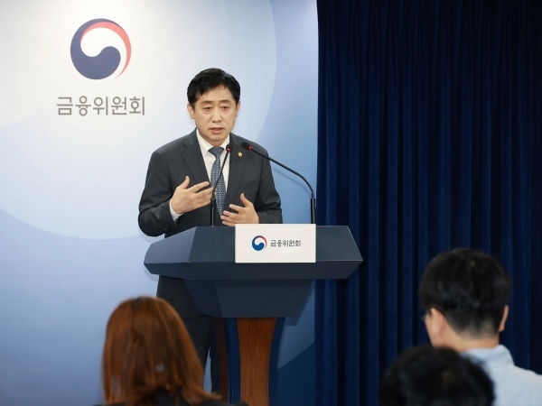 김주현 금융위원장이 7일 취임 1주년 기자간담회에서 취재진 질의에 답하는 모습. 사진ㅣ금융위원회