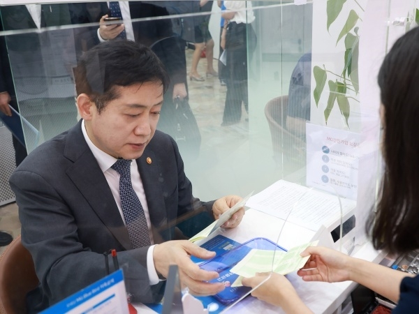 김주현 금융위원장이 7일 새마을금고 본점에서 일반예금에 가입하는 모습. 사진ㅣ금융위원회