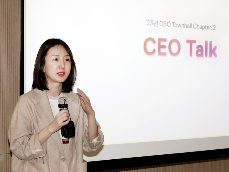 지난 7일 안정은 11번가 사장이 서울스퀘어 사옥에서 진행한 구성원 대상 타운홀에서 발표하는 모습. 사진ㅣ11번가