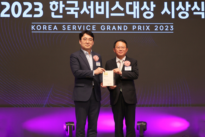신동혁 대우건설 상무(사진 왼쪽)가 수상 이후 강명수 한국표준협회 회장(사진 오른쪽)과 사진촬영에 임하고 있다. 사진ㅣ대우건설 