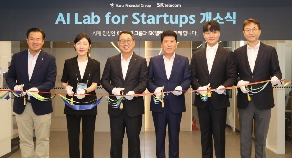 함영주 하나금융그룹 회장(왼쪽 네번째)과 유영상 SK텔레콤 대표이사(왼쪽 세번째)가 AI 랩 개소식에서 테이프 커팅하는 모습. 사진ㅣ하나금융그룹
