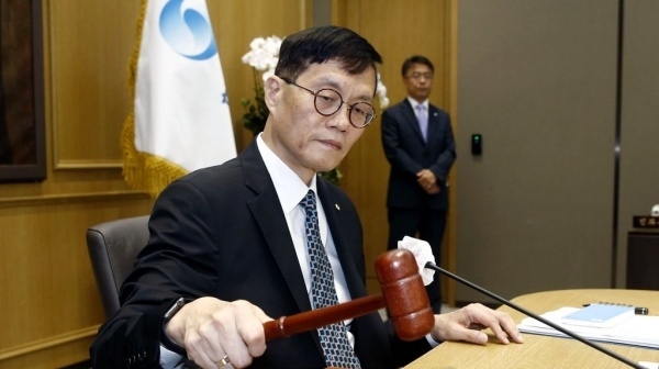 이창용 한국은행 총재가 13일 열린 금융통화위원회 본회의에서 의사봉을 두드리는 모습. 사진ㅣ연합뉴스