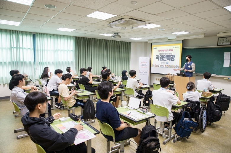 커넥트투 커넥터가 문정고등학교 대상으로 찾아가는 직업인 특강을 진행 중인 모습. 사진ㅣ한국토요타자동차