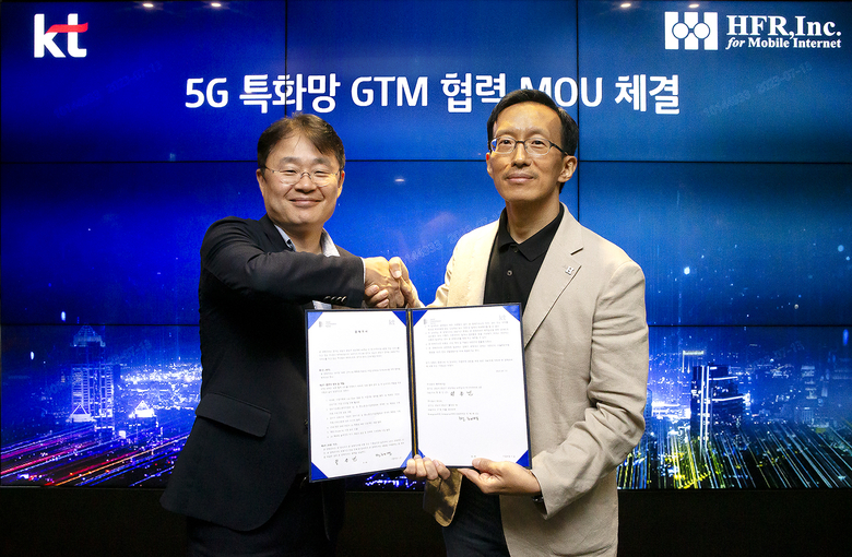KT가 통신장비 제조 전문업체 HFR과 5G 특화망 사업 영역 확대를 위한 MOU를 체결했다. 왼쪽부터 민혜병 KT 엔터프라이즈 서비스DX본부장(상무)와 정종민 HFR 대표이사. 사진|KT