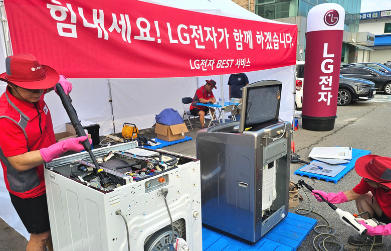 LG전자 서비스 매니저들이 충북 청주시 흥덕구 오송읍 행복복지센터에 수해 서비스 거점을 마련해 복구 활동을 시작했다. 사진|LG전자