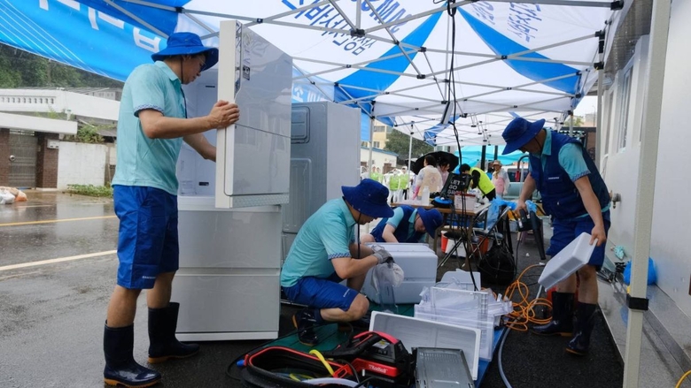 삼성전자서비스 임직원이 침수된 냉장고를 건조 및 세척하고 있다. 사진|삼성전자