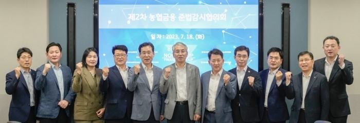 이석준 NH농협금융지주 회장(가운데)이 계열사 준법감시인들과 기념촬영하는 모습. 사진ㅣNH농협금융지주