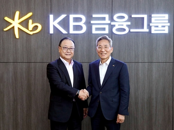 왼쪽부터 사쿠라다 켄고 솜포홀딩스 회장, 윤종규 KB금융그룹 회장. 사진ㅣKB금융그룹