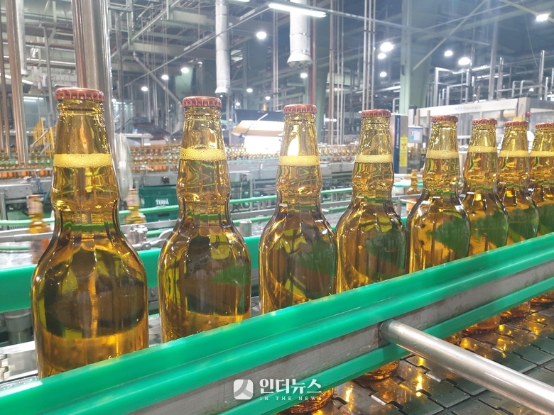 하이트진로 강원공장에서 생산되는 켈리 병맥주. 사진ㅣ인더뉴스