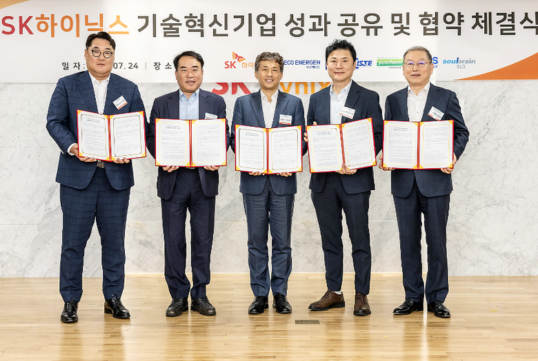 SK하이닉스는 기술혁신기업 4곳과 협약식을 진행했다. 왼쪽부터 이승훈 와이씨켐 대표, 조창현 ISTE 대표, 곽노정 SK하이닉스 대표이사 사장, 임은재 코비스테크놀로지 대표, 노환철 솔브레인SLD 대표. 사진|SK하이닉스