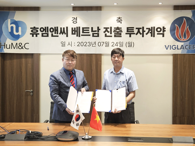 (왼쪽부터)김준철 휴엠앤씨 대표, 쩐 옥 아잉 비그라세라 사장. 사진ㅣ휴온스글로벌