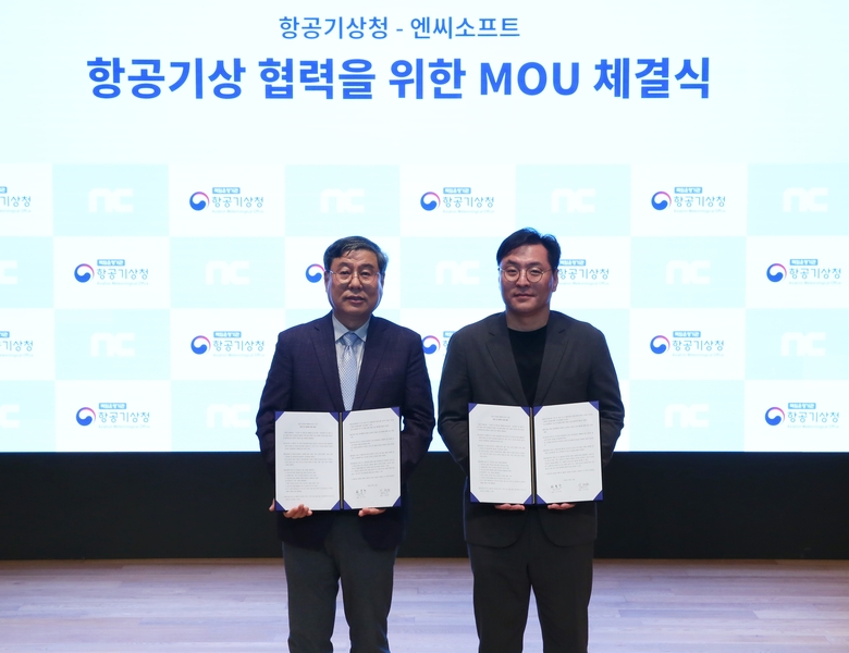 엔씨소프트가 항공기상청과 항공기상 협력을 위한 업무협약을 체결했다. 왼쪽부터 허복행 항공기상청장, 이제희 엔씨소프트 CRO 및 부사장. 사진|엔씨소프트 