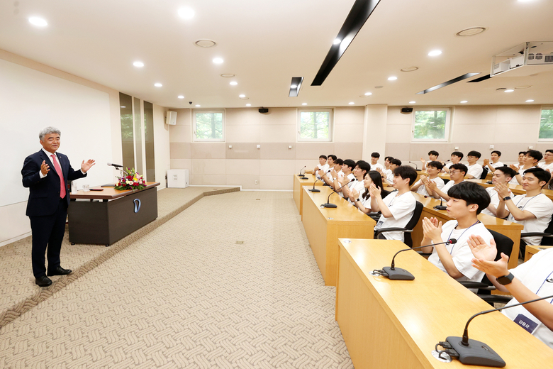 정원주 대우건설 회장이 올해 하반기 채용된 신입사원들과 소통의 시간을 진행하고 있는 모습. 사진ㅣ대우건설