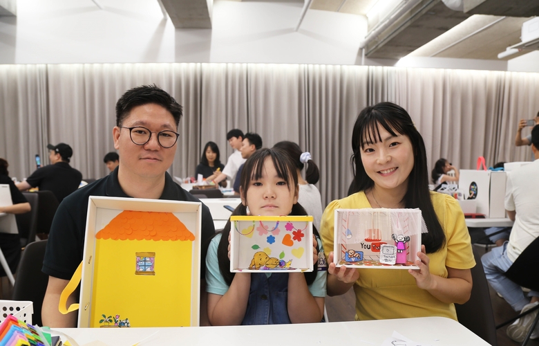 DL그룹의 한 임직원 가족이 디뮤지엄이 마련한 ‘우리 가족이 꿈꾸는 집 만들기’ 체험 프로그램에 참여하고 있다. 사진ㅣDL그룹