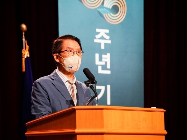신창재 교보생명 대표이사 겸 이사회 의장이 7일 광화문 교보생명 본사에서 열린 '창립 65주년 기념식'에서 기념사하는 모습. 사진ㅣ교보생명
