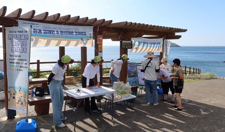 진에어가 반려해변으로 입양한 제주 수월봉 엉알해안 일대에서 환경보호활동을 진행했다. 사진ㅣ진에어