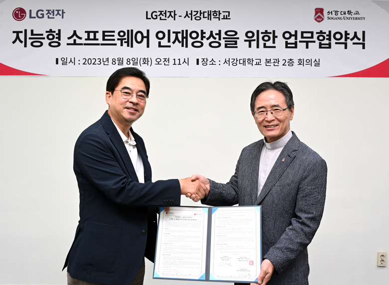 LG전자가 서강대학교와 업무협약을 체결하고 TV SW 관련 강의를 신설한다. 왼쪽부터 박형세 LG전자 HE사업본부장, 심종혁 서강대학교 총장. 사진|LG전자