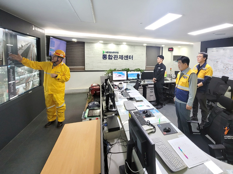 권오갑 HD현대 회장(사진 오른쪽 앞)이 10일 오전 종합관제센터에서 태풍 상황을 점검하고 있다. 사진ㅣHD현대