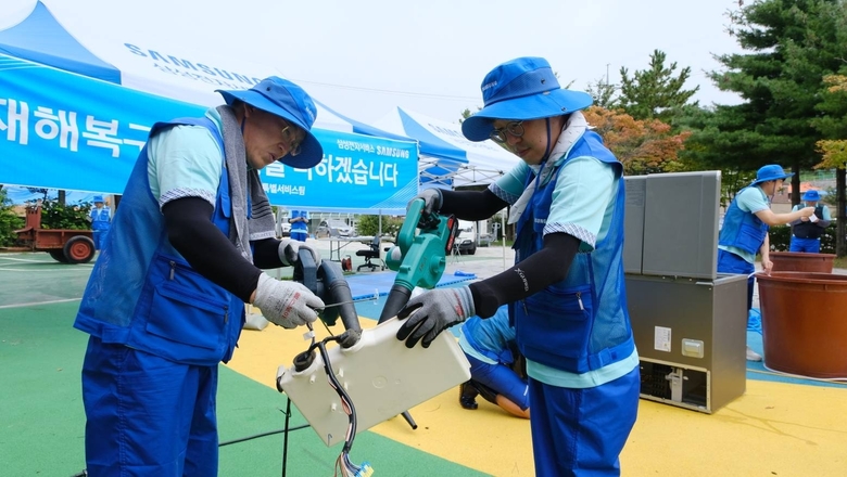 삼성전자 서비스 수해 복구 특별서비스팀이 가전제품 수리를 진행하고 있다. 사진|삼성전