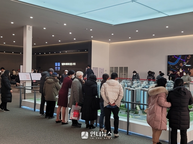 지난해 청약을 진행한 서울 강동구 둔촌동 올림픽파크 포레온(둔촌주공) 모델하우스 내부. 사진ㅣ인더뉴스 