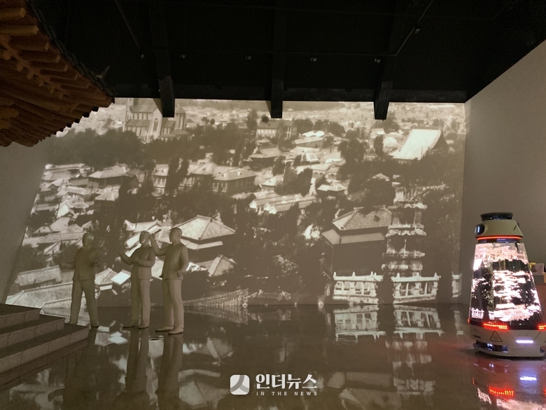 체험관 오리엔테이션을 진행하고 있는 AI 미디어 로봇 누리. 사진|권용희 기자
