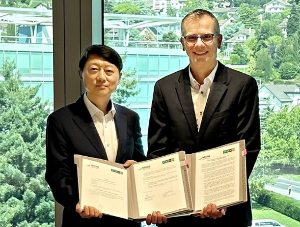스위스 브베(Vevey)에 위치한 네슬레 본사에서 열린 협약식에서 장호진 현대백화점그룹 사장(사진 왼쪽)과 그렉 베하르(Greg Behar) 네슬레 헬스사이언스 CEO(사진 오른쪽)가 기념사진을 촬영하고 있는 모습. 사진|현대백화점그룹