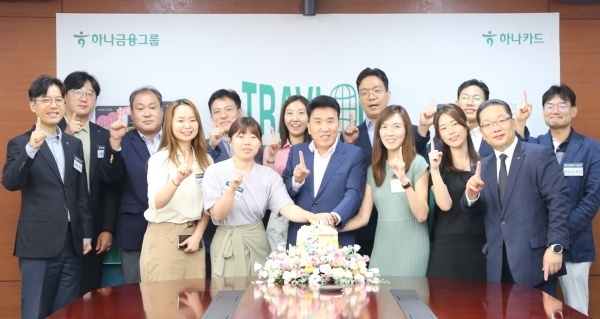 함영주 하나금융그룹 회장(앞줄 가운데)과 이호성 하나카드 대표이사(앞줄 오른쪽)가 트래블로그 담당직원들과 트래블로그 200만 가입을 자축하는 모습. 사진ㅣ하나카드
