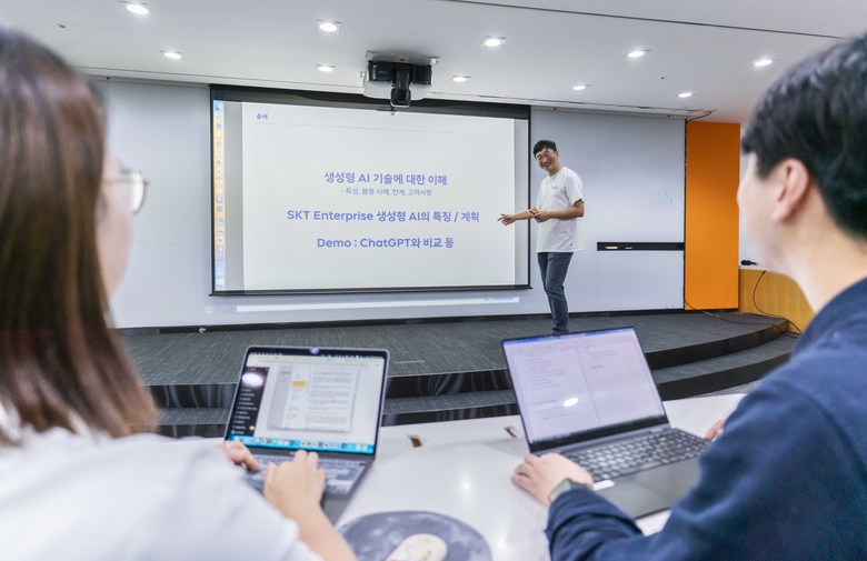 '멀티 LLM' 출시 관련 SKT 사내에서 교육을 진행하고 있다. 사진|SKT