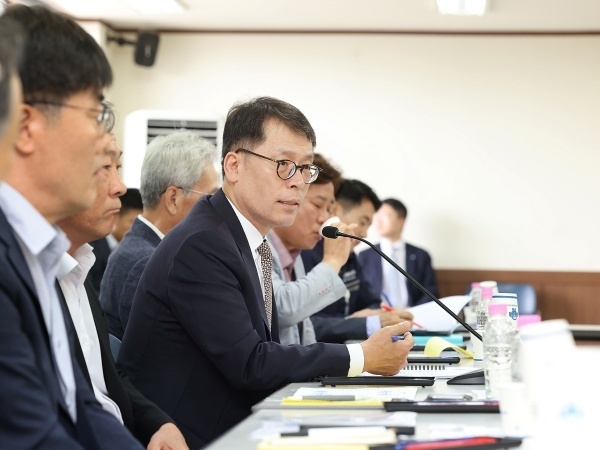 김성태 IBK기업은행장이 울산지역 중소기업 대표들과 대화하는 모습. 사진ㅣIBK기업은행