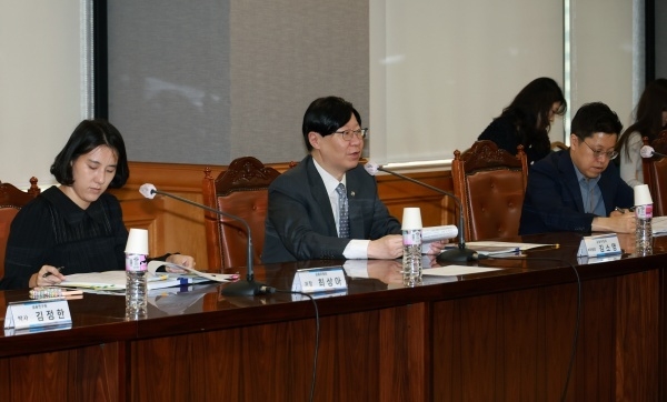 김소영 금융위원회 부위원장(가운데)이 '금융인프라 해외진출 활성화 간담회'를 주재하는 모습. 사진ㅣ금융위원회