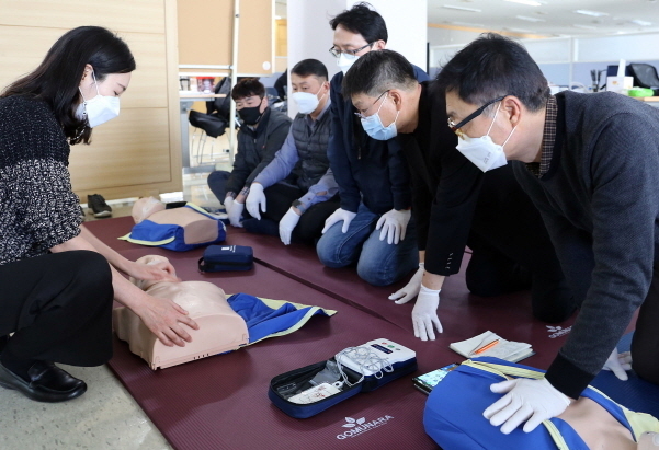  하이트진로 임직원들이 서울 서초동 사옥에서 심폐소생술 교육을 받고 있는 모습. 사진|하이트진로
