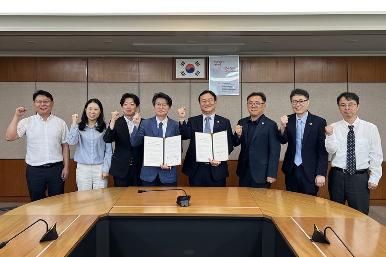 고영환 한국산업기술시험원 환경기술본부장(왼쪽 4번째)과 임성균 코오롱글로벌 지속가능경영실장(왼쪽 5번째)를 비롯한 양측 주요 관계자들이 협약식 이후 사진촬영에 임하고 있다. 사진ㅣ코오롱글로벌