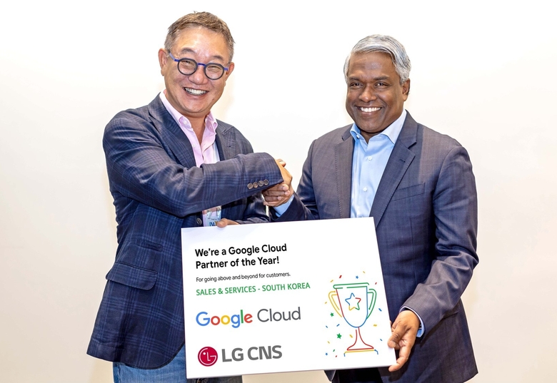 LG CNS의 '구글 클라우드 파트너 어워즈' 2개 부문 수상 기념촬영을 하고 있다. 왼쪽부터 현신균 LG CNS 대표, 토마스 쿠리안 구글 클라우드 CEO. 사진|LG CNS