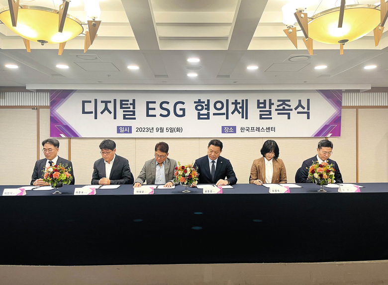 LG유플러스가 NIㅜㄴ호A와 '디지털 ESG 협의체’ 발족식을 개최했다. 왼쪽부터 이민석 KT 담당, 이준호 SK텔레콤 부사장, 이철훈 LG유플러스 전무, 황종성 한국지능정보사회진흥원(NIA) 원장, 조정숙 NHN 상무, 윤찬 한국마이크로소프트 실장. 사진|LG유플러스