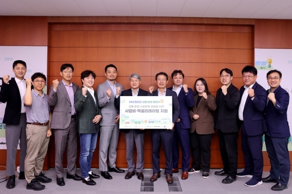박제광 DB손해보험 부사장(오른쪽 여섯번째)이 교통환경챌린지 선발기업 관계자들과 기념촬영하는 모습. 사진ㅣDB손해보험