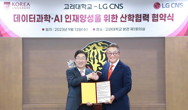 LG CNS가 고려대학교와 데이터과학·AI 인재양성을 위한 업무협약을 체결했다. 왼쪽부터 김동원 고려대학교 총장, 현신균 LG CNS 대표이사. 사진|LG CNS