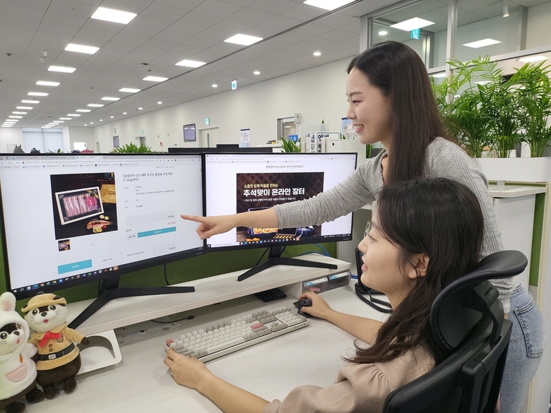 삼성 임직원이 삼성 직원들이 '추석 맞이 온라인 장터'를 이용하고 있다. 사진|삼성