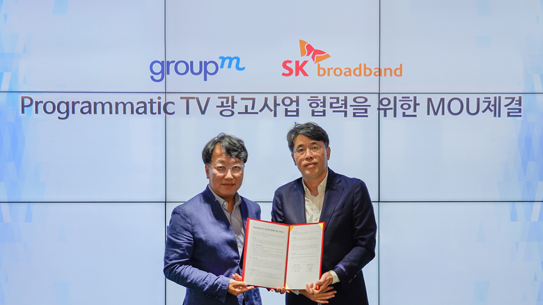 SK브로드밴드가 그룹엠코리아와 업무협약을 체결했다. 왼쪽부터 김혁 SK 브로드밴드 미디어 CO 담당과 권순재 그룹엠코리아 부사장. 사진|SK브로드밴드