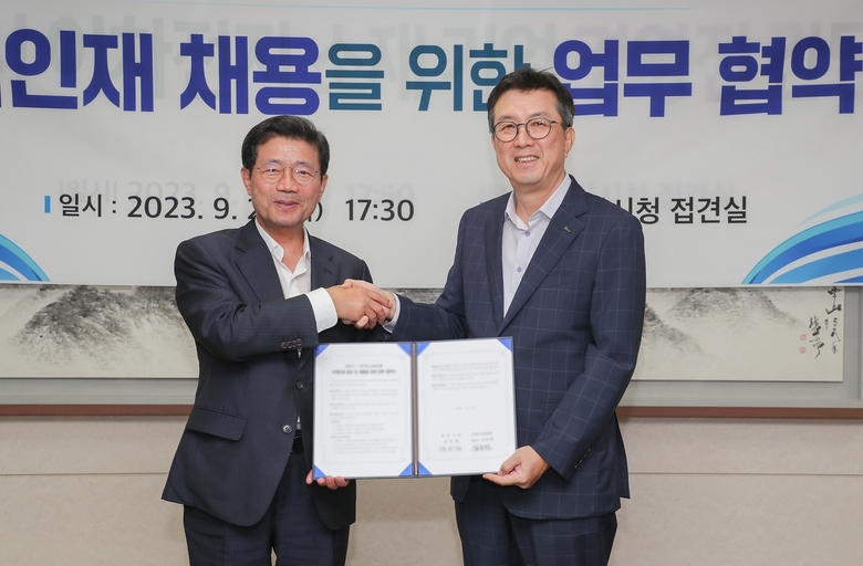 김준형 포스코퓨처엠 사장(사진 오른쪽)과 정인화 광양시장(사진 왼쪽)이 ‘지역인재 양성 및 채용을 위한 업무협약’서 사진촬영에 임하고 있다. 사진ㅣ포스코퓨처엠