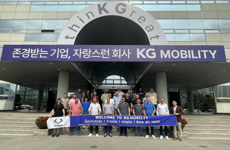 KG모빌리티 간담회에 참여한 동유럽 딜러들이 단체로 사진촬영에 임하고 있다. 사진ㅣKG모빌리티