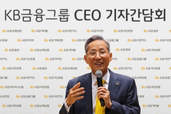 윤종규 KB금융지주 회장이 25일 열린 'KB금융그룹 CEO 기자간담회'에서 질의응답하는 모습. 사진ㅣKB금융지주