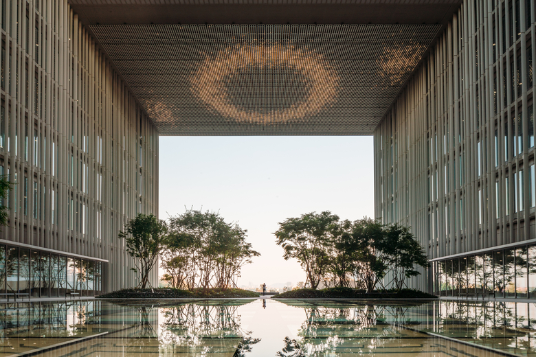 ‘2023 아키타이저 에이플러스 비전 어워드’에서 수상작으로 선정된 ‘Sky Garden with Mirror Pond & Media Art’. 사진ㅣ현대건설