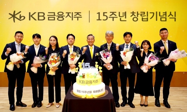 윤종규 KB금융지주 회장(가운데)이 장기근속 직원들과 기념촬영하는 모습. 사진ㅣKB금융지주
