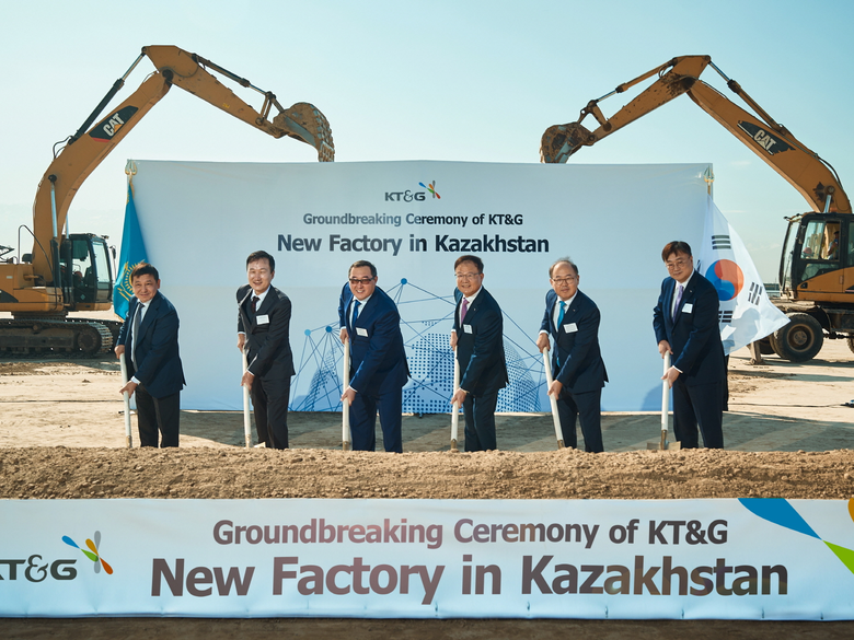11일 카자흐스탄 신공장 착공식에 참석한 백복인 KT&G 사장(오른쪽 세 번째) 등 주요 관계자들 모습. 사진ㅣKT&G