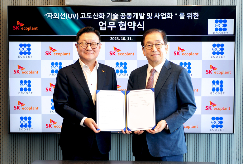 김병권 SK에코플랜트 에코랩센터 대표(사진 왼쪽)과 김형태 에코셋 대표(사진 오른쪽)가 협약식 이후 사진촬영에 임하고 있다. 사진ㅣSK에코플랜트
